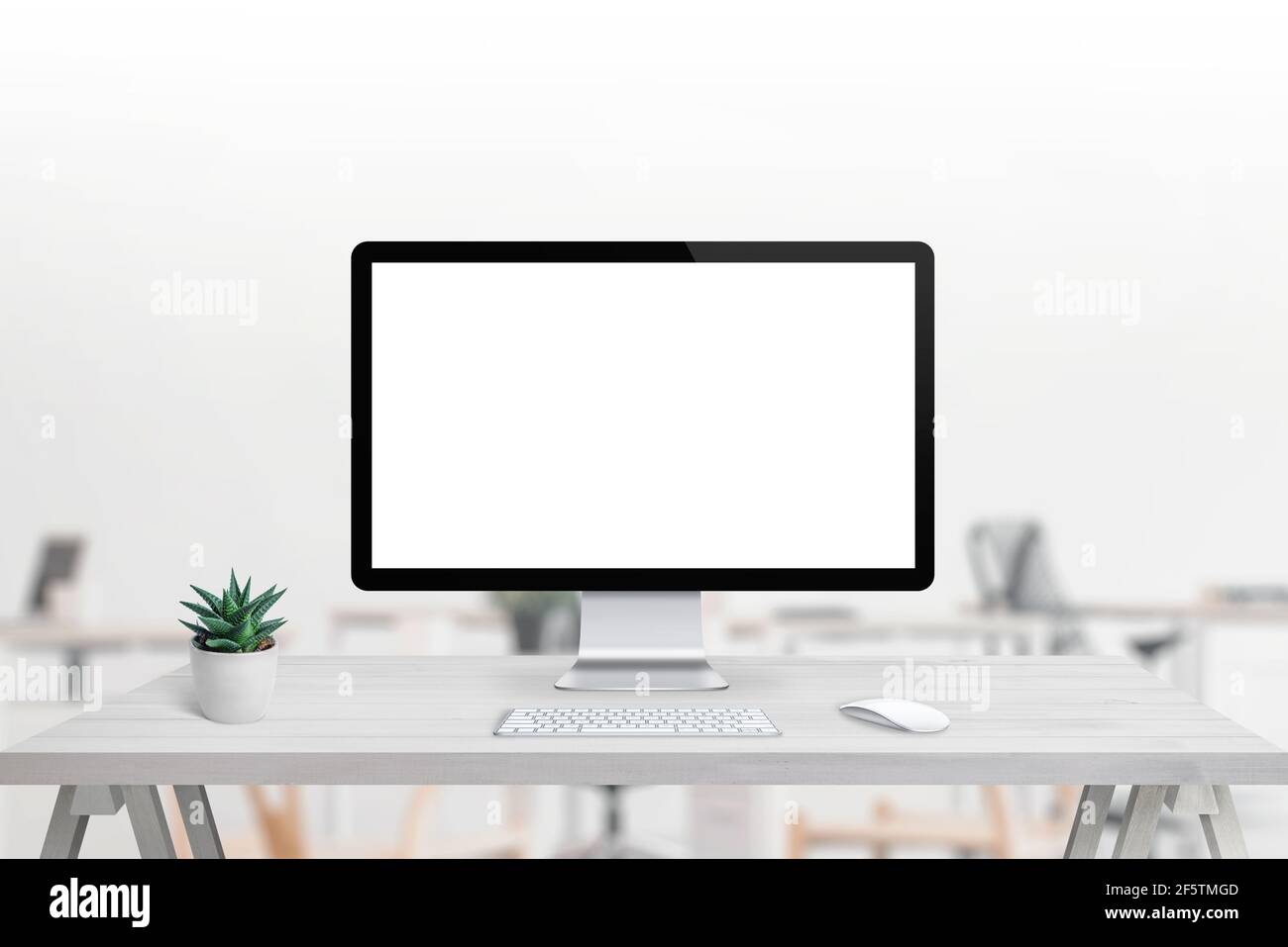 Écran d'ordinateur moderne avec écran isolé pour la maquette, l'application ou la présentation de page Web Bureau propre avec plante, clavier et souris Banque D'Images