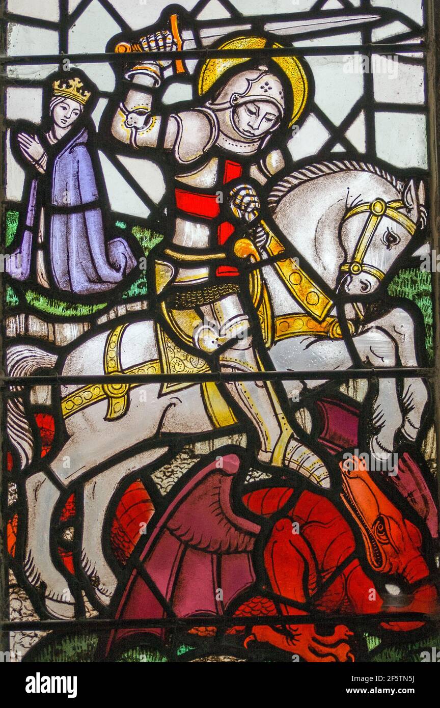 Fenêtre en vitraux de style victorien représentant Saint George qui a labouré un dragon. Banque D'Images
