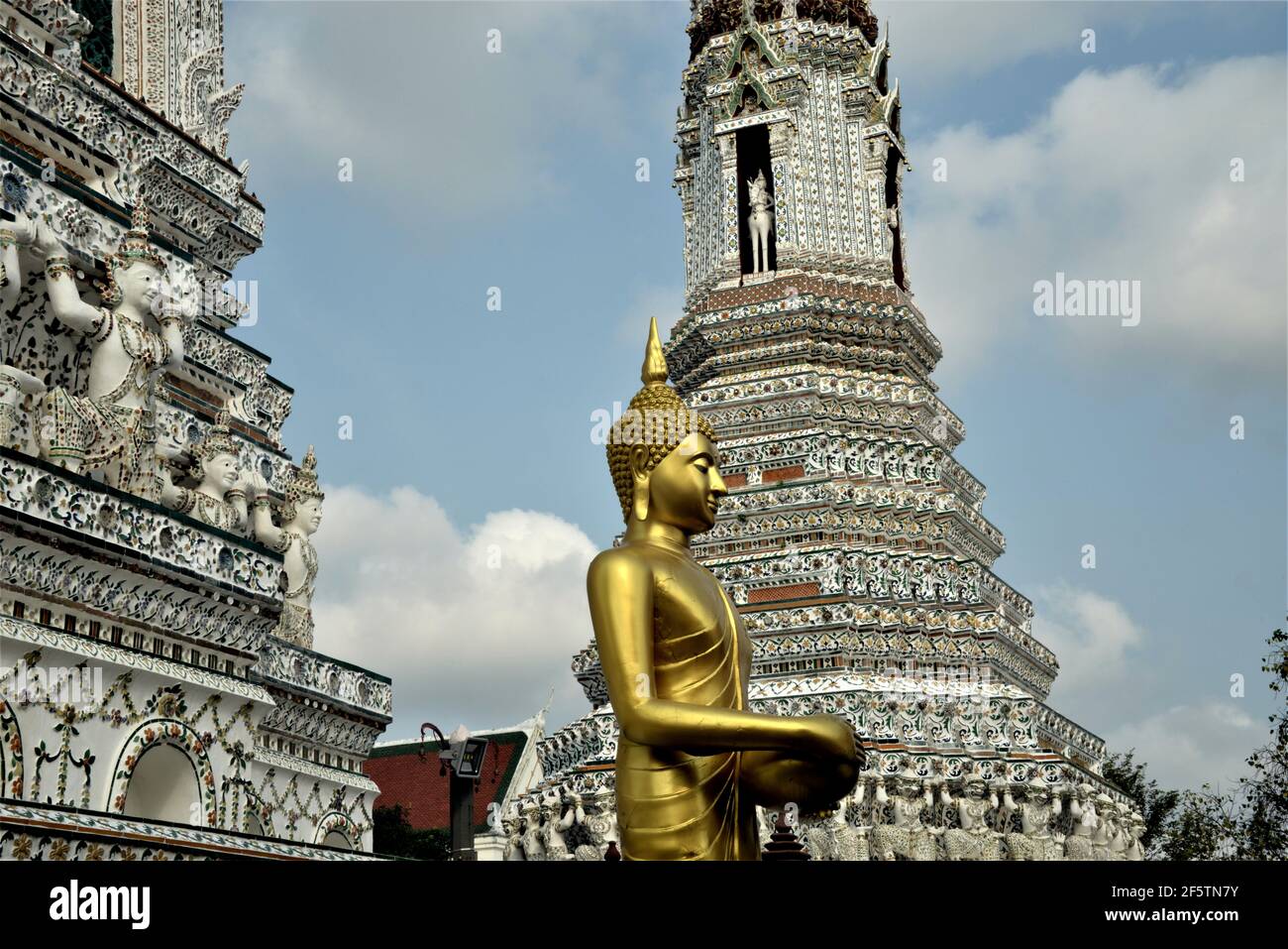 Wat Arun est un complexe de temples bouddhistes à Bangkok, dans le quartier très peuplé de Thonburi, sur la rive droite de la rivière Chao Phraya Banque D'Images