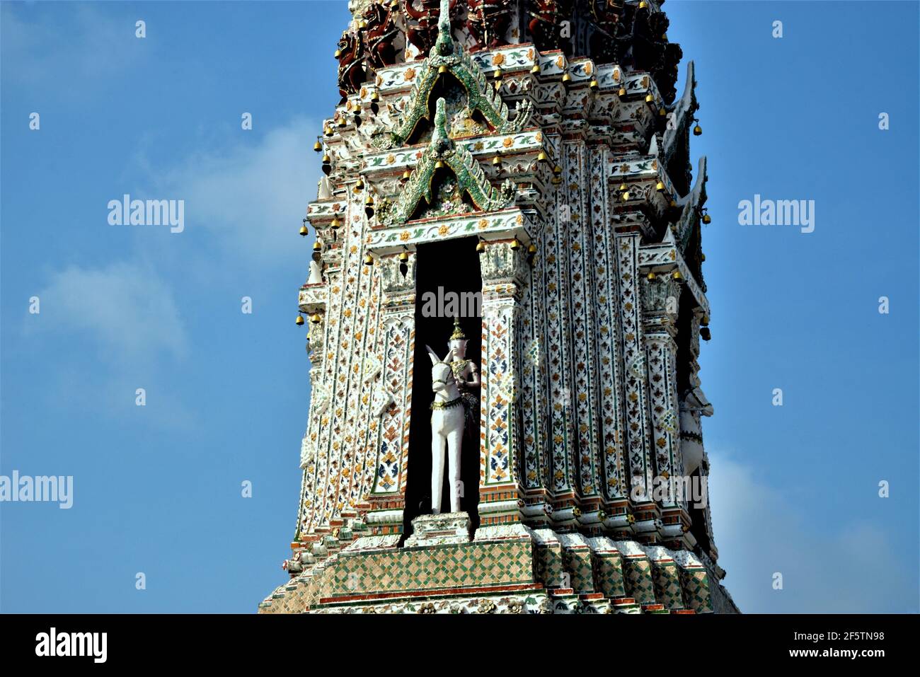 Wat Arun est un complexe de temples bouddhistes à Bangkok, dans le quartier très peuplé de Thonburi, sur la rive droite de la rivière Chao Phraya Banque D'Images