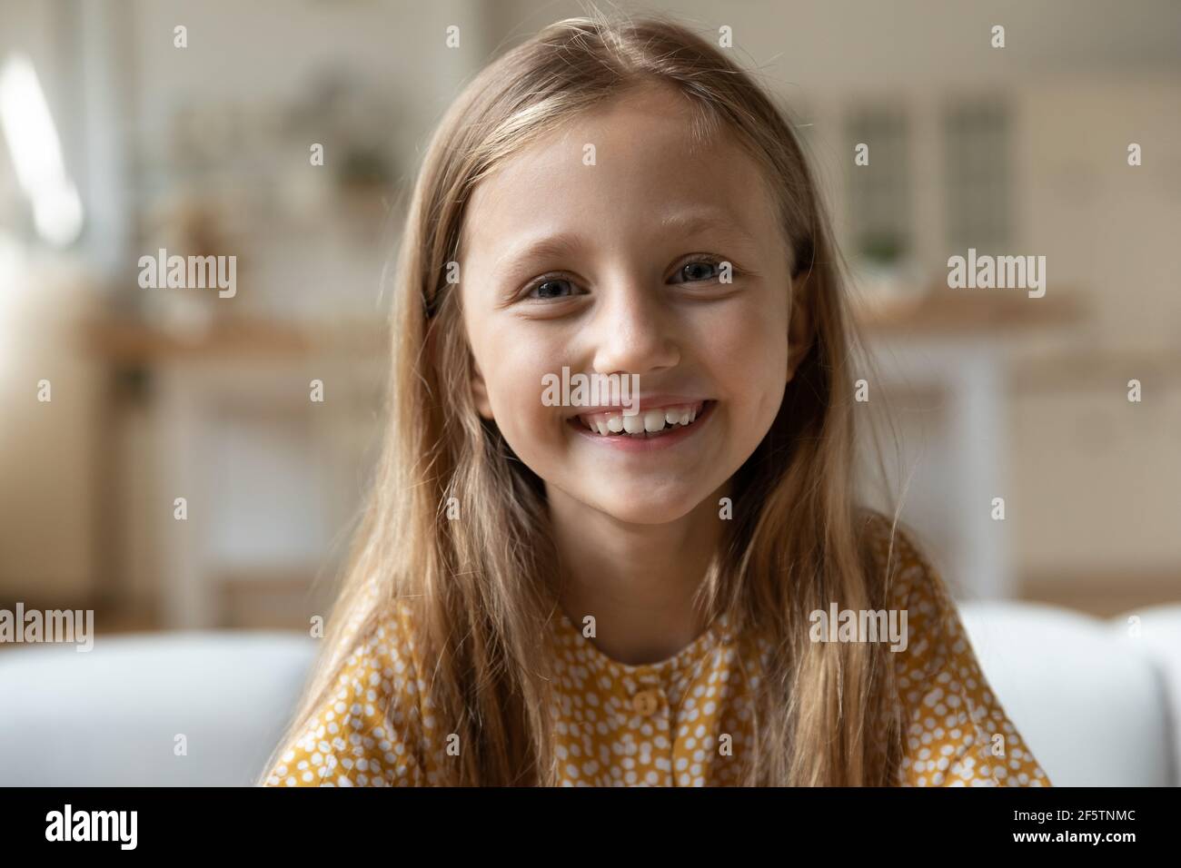 Portrait de la jeune fille caucasienne souriante sur appel vidéo Banque D'Images