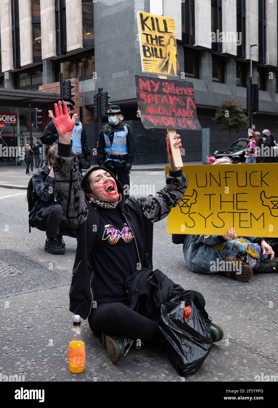 Manchester, Royaume-Uni. 27 mars 2021. Les manifestants manifestent dans la rue Portland de Manchester lors d'une manifestation « Kill the Bill ». La nouvelle loi du gouvernement donnera à la police plus de pouvoirs pour contrôler les manifestations. Photo : Gary Roberts Banque D'Images