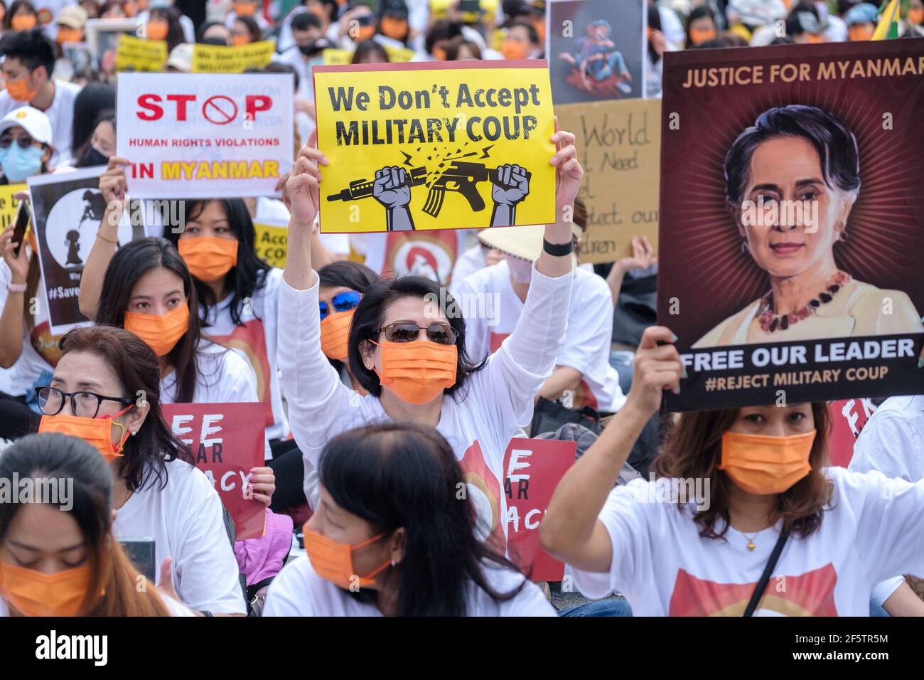 Les manifestants tiennent des pancartes pendant la manifestation.les Birmans qui vivent à Taiwan ainsi que les communautés locales se sont réunis sur la place de la liberté pour appeler à la fin du coup d'État militaire au Myanmar. La police et les militaires du Myanmar (tatmadow) ont attaqué les manifestants avec des balles en caoutchouc, des munitions réelles, des gaz lacrymogènes et des bombes lacrymogènes en réponse aux manifestants anti-coup d'État militaire qui ont tué samedi au Myanmar plus de 100 personnes et en ont blessé beaucoup d'autres. Au moins 300 personnes ont été tuées au Myanmar depuis le coup d'État du 1er février, a déclaré un responsable des droits de l'homme de l'ONU. Conseiller militaire de l'État détenu du Myanmar Banque D'Images