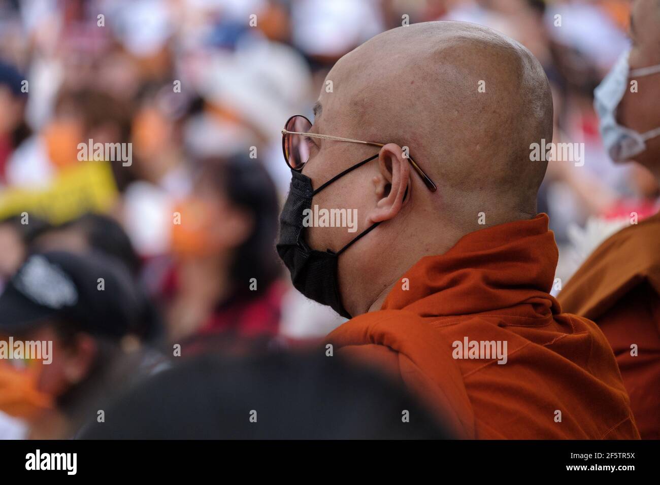 Les leaders bouddhistes religieux sont vus en réciter une prière pendant la manifestation.birmans vivant à Taiwan avec les communautés locales rassemblées sur la place de la liberté pour appeler à la fin du coup d'État militaire au Myanmar. La police et les militaires du Myanmar (tatmadow) ont attaqué les manifestants avec des balles en caoutchouc, des munitions réelles, des gaz lacrymogènes et des bombes lacrymogènes en réponse aux manifestants anti-coup d'État militaire qui ont tué samedi au Myanmar plus de 100 personnes et en ont blessé beaucoup d'autres. Au moins 300 personnes ont été tuées au Myanmar depuis le coup d'État du 1er février, a déclaré un responsable des droits de l'homme de l'ONU. La milit du Myanmar Banque D'Images