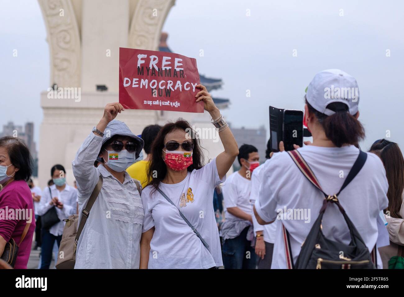 Les manifestants tiennent un écriteau pendant la manifestation.birmans vivant à Taïwan avec les communautés locales se sont rassemblées sur la place de la liberté pour appeler à la fin du coup d'État militaire au Myanmar. La police et les militaires du Myanmar (tatmadow) ont attaqué les manifestants avec des balles en caoutchouc, des munitions réelles, des gaz lacrymogènes et des bombes lacrymogènes en réponse aux manifestants anti-coup d'État militaire qui ont tué samedi au Myanmar plus de 100 personnes et en ont blessé beaucoup d'autres. Au moins 300 personnes ont été tuées au Myanmar depuis le coup d'État du 1er février, a déclaré un responsable des droits de l'homme de l'ONU. Conseiller militaire de l'État détenu du Myanmar Banque D'Images