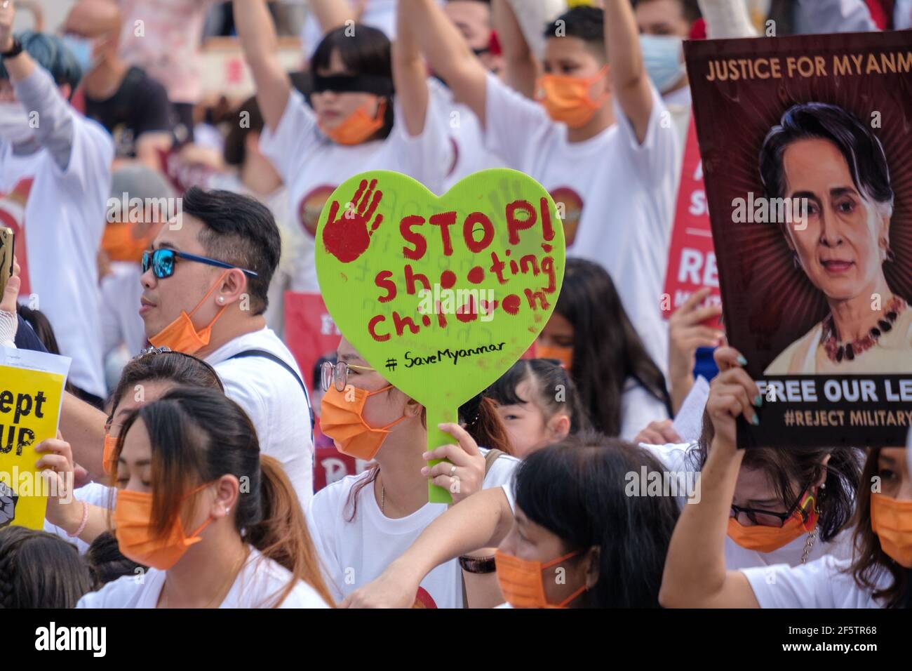 Les manifestants tiennent des pancartes pendant la manifestation.les Birmans qui vivent à Taiwan ainsi que les communautés locales se sont réunis sur la place de la liberté pour appeler à la fin du coup d'État militaire au Myanmar. La police et les militaires du Myanmar (tatmadow) ont attaqué les manifestants avec des balles en caoutchouc, des munitions réelles, des gaz lacrymogènes et des bombes lacrymogènes en réponse aux manifestants anti-coup d'État militaire qui ont tué samedi au Myanmar plus de 100 personnes et en ont blessé beaucoup d'autres. Au moins 300 personnes ont été tuées au Myanmar depuis le coup d'État du 1er février, a déclaré un responsable des droits de l'homme de l'ONU. Conseiller militaire de l'État détenu du Myanmar Banque D'Images