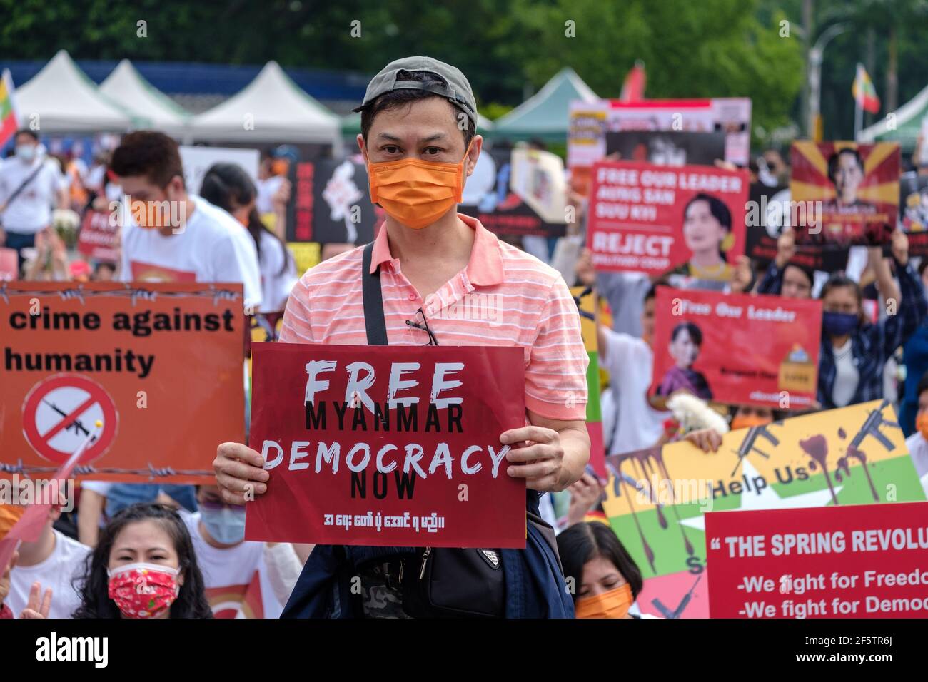Les manifestants tiennent des pancartes pendant la manifestation.les Birmans qui vivent à Taiwan ainsi que les communautés locales se sont réunis sur la place de la liberté pour appeler à la fin du coup d'État militaire au Myanmar. La police et les militaires du Myanmar (tatmadow) ont attaqué les manifestants avec des balles en caoutchouc, des munitions réelles, des gaz lacrymogènes et des bombes lacrymogènes en réponse aux manifestants anti-coup d'État militaire qui ont tué samedi au Myanmar plus de 100 personnes et en ont blessé beaucoup d'autres. Au moins 300 personnes ont été tuées au Myanmar depuis le coup d'État du 1er février, a déclaré un responsable des droits de l'homme de l'ONU. Conseiller militaire de l'État détenu du Myanmar Banque D'Images