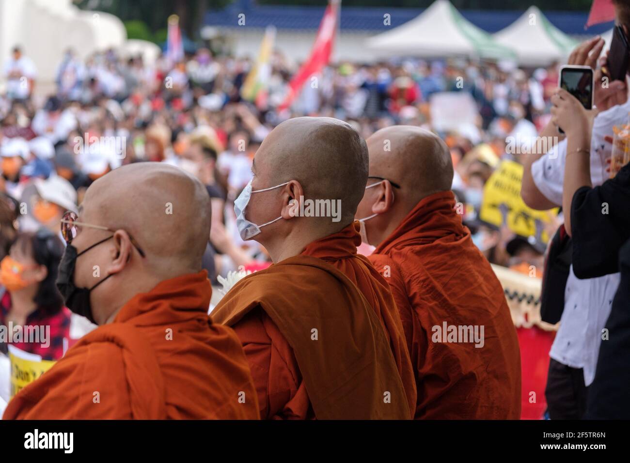 Les leaders bouddhistes religieux sont vus en réciter une prière pendant la manifestation.birmans vivant à Taiwan avec les communautés locales rassemblées sur la place de la liberté pour appeler à la fin du coup d'État militaire au Myanmar. La police et les militaires du Myanmar (tatmadow) ont attaqué les manifestants avec des balles en caoutchouc, des munitions réelles, des gaz lacrymogènes et des bombes lacrymogènes en réponse aux manifestants anti-coup d'État militaire qui ont tué samedi au Myanmar plus de 100 personnes et en ont blessé beaucoup d'autres. Au moins 300 personnes ont été tuées au Myanmar depuis le coup d'État du 1er février, a déclaré un responsable des droits de l'homme de l'ONU. La milit du Myanmar Banque D'Images