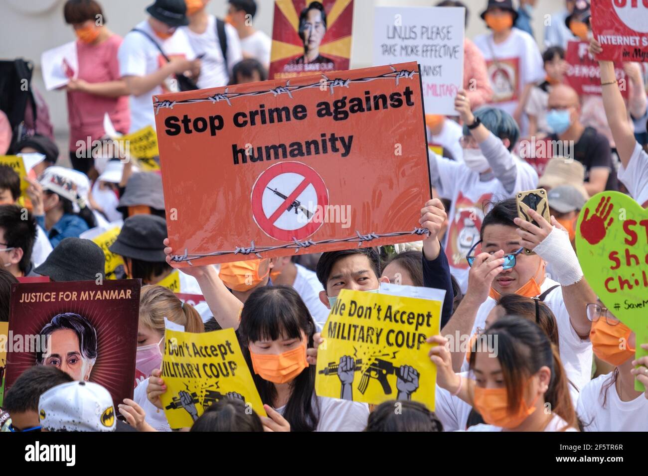 Les manifestants tiennent des pancartes pendant la manifestation.les Birmans qui vivent à Taiwan ainsi que les communautés locales se sont réunis sur la place de la liberté pour appeler à la fin du coup d'État militaire au Myanmar. La police et les militaires du Myanmar (tatmadow) ont attaqué les manifestants avec des balles en caoutchouc, des munitions réelles, des gaz lacrymogènes et des bombes lacrymogènes en réponse aux manifestants anti-coup d'État militaire qui ont tué samedi au Myanmar plus de 100 personnes et en ont blessé beaucoup d'autres. Au moins 300 personnes ont été tuées au Myanmar depuis le coup d'État du 1er février, a déclaré un responsable des droits de l'homme de l'ONU. Conseiller militaire de l'État détenu du Myanmar Banque D'Images