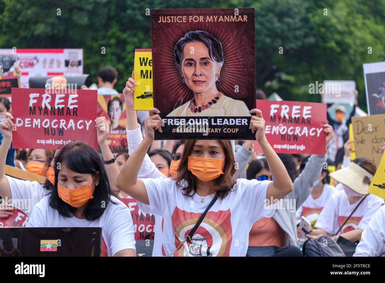 Les manifestants tiennent des pancartes pendant la manifestation.les Birmans qui vivent à Taiwan ainsi que les communautés locales se sont réunis sur la place de la liberté pour appeler à la fin du coup d'État militaire au Myanmar. La police et les militaires du Myanmar (tatmadow) ont attaqué les manifestants avec des balles en caoutchouc, des munitions réelles, des gaz lacrymogènes et des bombes lacrymogènes en réponse aux manifestants anti-coup d'État militaire qui ont tué samedi au Myanmar plus de 100 personnes et en ont blessé beaucoup d'autres. Au moins 300 personnes ont été tuées au Myanmar depuis le coup d'État du 1er février, a déclaré un responsable des droits de l'homme de l'ONU. Conseiller militaire de l'État détenu du Myanmar Banque D'Images