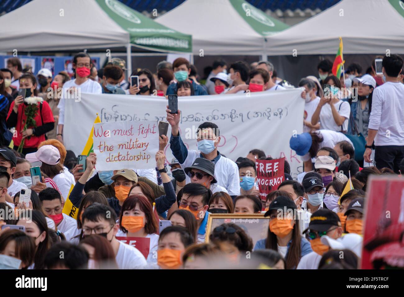 Les manifestants se rassemblent sur la place de la liberté pendant la manifestation.les Birmans qui vivent à Taiwan et les communautés locales se sont rassemblés sur la place de la liberté pour appeler à la fin du coup d'État militaire au Myanmar. La police et les militaires du Myanmar (tatmadow) ont attaqué les manifestants avec des balles en caoutchouc, des munitions réelles, des gaz lacrymogènes et des bombes lacrymogènes en réponse aux manifestants anti-coup d'État militaire qui ont tué samedi au Myanmar plus de 100 personnes et en ont blessé beaucoup d'autres. Au moins 300 personnes ont été tuées au Myanmar depuis le coup d'État du 1er février, a déclaré un responsable des droits de l'homme de l'ONU. L'armée du Myanmar a détenu St Banque D'Images