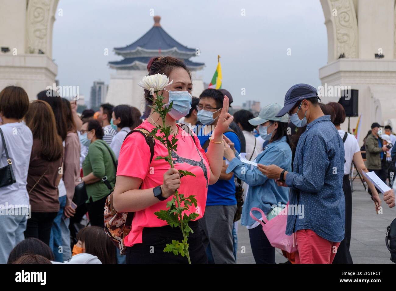 Un manifestant salue à trois doigts tout en tenant une fleur pendant la manifestation.birman vivant à Taiwan avec les communautés locales rassemblées sur la place de la liberté pour appeler à la fin du coup d'État militaire au Myanmar. La police et les militaires du Myanmar (tatmadow) ont attaqué les manifestants avec des balles en caoutchouc, des munitions réelles, des gaz lacrymogènes et des bombes lacrymogènes en réponse aux manifestants anti-coup d'État militaire qui ont tué samedi au Myanmar plus de 100 personnes et en ont blessé beaucoup d'autres. Au moins 300 personnes ont été tuées au Myanmar depuis le coup d'État du 1er février, a déclaré un responsable des droits de l'homme de l'ONU. Myanmar Banque D'Images