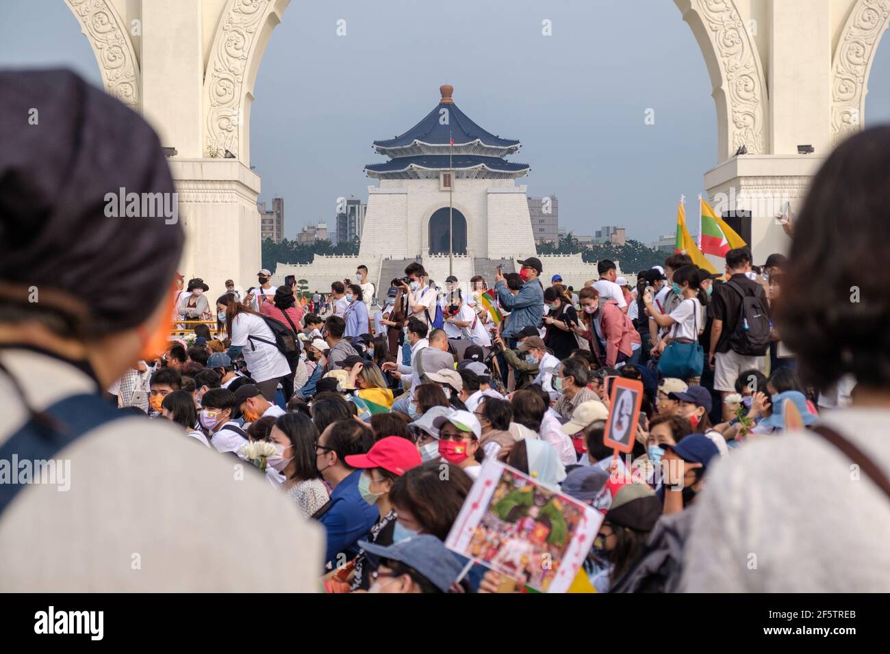 Les manifestants se rassemblent sur la place de la liberté pendant la manifestation.les Birmans qui vivent à Taiwan et les communautés locales se sont rassemblés sur la place de la liberté pour appeler à la fin du coup d'État militaire au Myanmar. La police et les militaires du Myanmar (tatmadow) ont attaqué les manifestants avec des balles en caoutchouc, des munitions réelles, des gaz lacrymogènes et des bombes lacrymogènes en réponse aux manifestants anti-coup d'État militaire qui ont tué samedi au Myanmar plus de 100 personnes et en ont blessé beaucoup d'autres. Au moins 300 personnes ont été tuées au Myanmar depuis le coup d'État du 1er février, a déclaré un responsable des droits de l'homme de l'ONU. L'armée du Myanmar a détenu St Banque D'Images