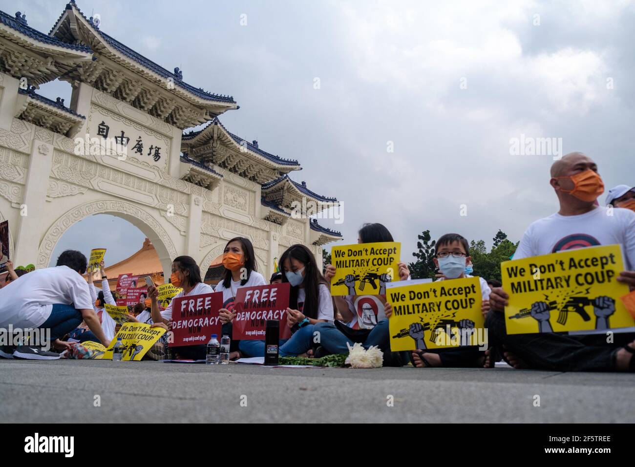 Les manifestants tiennent des pancartes pendant la manifestation.les Birmans qui vivent à Taiwan ainsi que les communautés locales se sont réunis sur la place de la liberté pour appeler à la fin du coup d'État militaire au Myanmar. La police et les militaires du Myanmar (tatmadow) ont attaqué les manifestants avec des balles en caoutchouc, des munitions réelles, des gaz lacrymogènes et des bombes lacrymogènes en réponse aux manifestants anti-coup d'État militaire qui ont tué samedi au Myanmar plus de 100 personnes et en ont blessé beaucoup d'autres. Au moins 300 personnes ont été tuées au Myanmar depuis le coup d'État du 1er février, a déclaré un responsable des droits de l'homme de l'ONU. Conseiller militaire de l'État détenu du Myanmar Banque D'Images