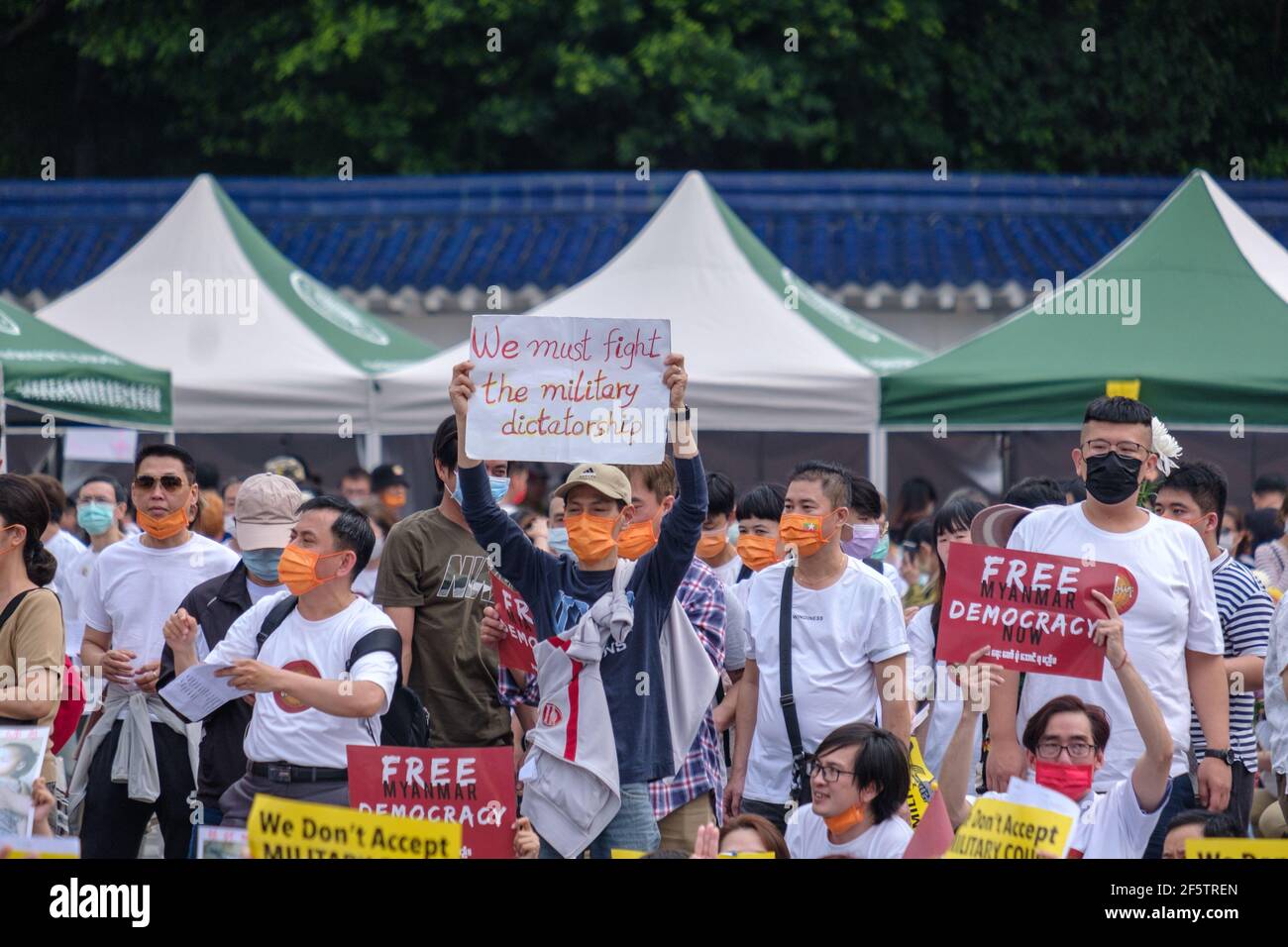 Les manifestants tiennent des pancartes pendant la manifestation.les Birmans qui vivent à Taiwan ainsi que les communautés locales se sont réunis sur la place de la liberté pour appeler à la fin du coup d'État militaire au Myanmar. La police et les militaires du Myanmar (tatmadow) ont attaqué les manifestants avec des balles en caoutchouc, des munitions réelles, des gaz lacrymogènes et des bombes lacrymogènes en réponse aux manifestants anti-coup d'État militaire qui ont tué samedi au Myanmar plus de 100 personnes et en ont blessé beaucoup d'autres. Au moins 300 personnes ont été tuées au Myanmar depuis le coup d'État du 1er février, a déclaré un responsable des droits de l'homme de l'ONU. Conseiller militaire de l'État détenu du Myanmar Banque D'Images