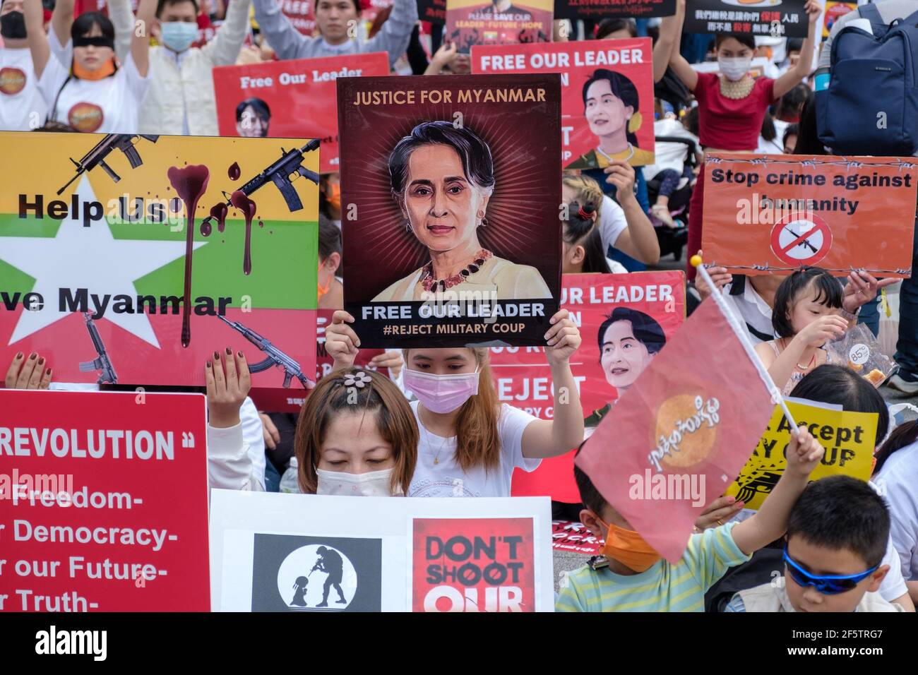 Les manifestants tiennent des pancartes pendant la manifestation.les Birmans qui vivent à Taiwan ainsi que les communautés locales se sont réunis sur la place de la liberté pour appeler à la fin du coup d'État militaire au Myanmar. La police et les militaires du Myanmar (tatmadow) ont attaqué les manifestants avec des balles en caoutchouc, des munitions réelles, des gaz lacrymogènes et des bombes lacrymogènes en réponse aux manifestants anti-coup d'État militaire qui ont tué samedi au Myanmar plus de 100 personnes et en ont blessé beaucoup d'autres. Au moins 300 personnes ont été tuées au Myanmar depuis le coup d'État du 1er février, a déclaré un responsable des droits de l'homme de l'ONU. Conseiller militaire de l'État détenu du Myanmar Banque D'Images