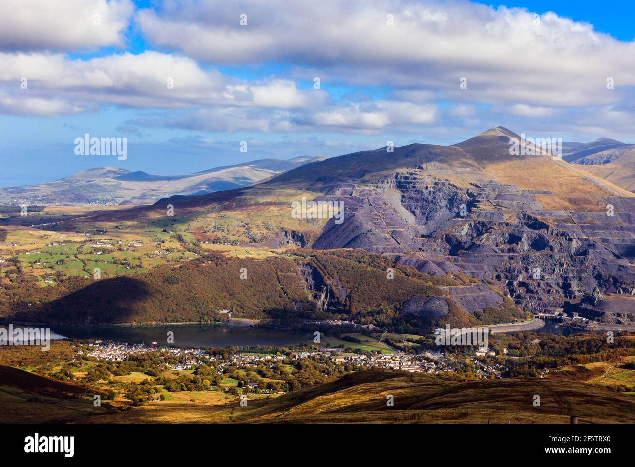 Vue imprenable sur le village et Llyn Padarn au-dessous de la montagne Elidir Fawr et de l'ancienne carrière d'ardoise de Dinorwig. Llanberis, Gwynedd, pays de Galles du Nord, Royaume-Uni, Grande-Bretagne Banque D'Images