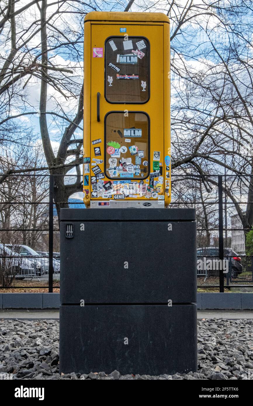 Ancienne boîte téléphonique jaune sur socle noir à Berlin Phone Booth Memorial Park, communication & Post Office Museum, Leipzigerstrasse, Mitte, Berlin Banque D'Images