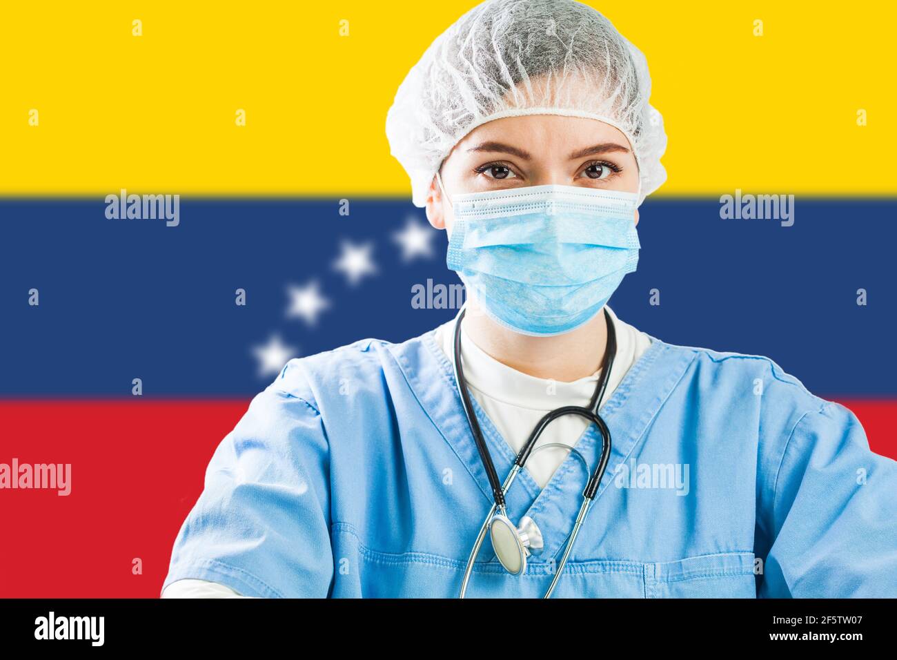 Portrait d'une femme médecin portant un masque avec le drapeau du Venezuela en arrière-plan, crise de la maladie du virus COVID-19, pandémie mondiale de coronavirus, s Banque D'Images