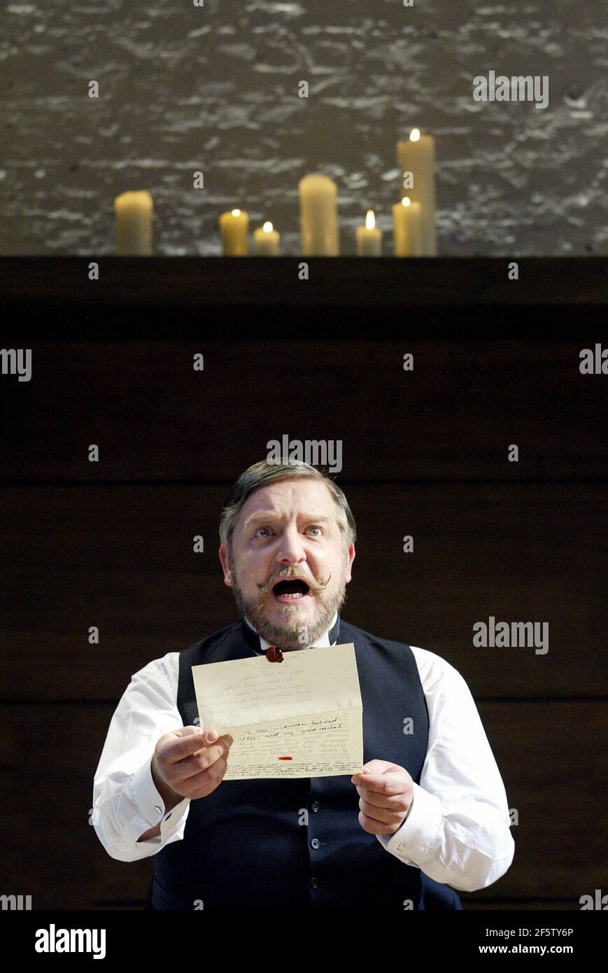 Simon Russell Beale (Malvolio) dans LA DOUZIÈME NUIT par Shakespeare à l'entrepôt de Donmar, Londres WC2 22/10/2002 conception: Anthony Ward éclairage: Hugh Vanstone réalisateur: Sam Mendes Banque D'Images