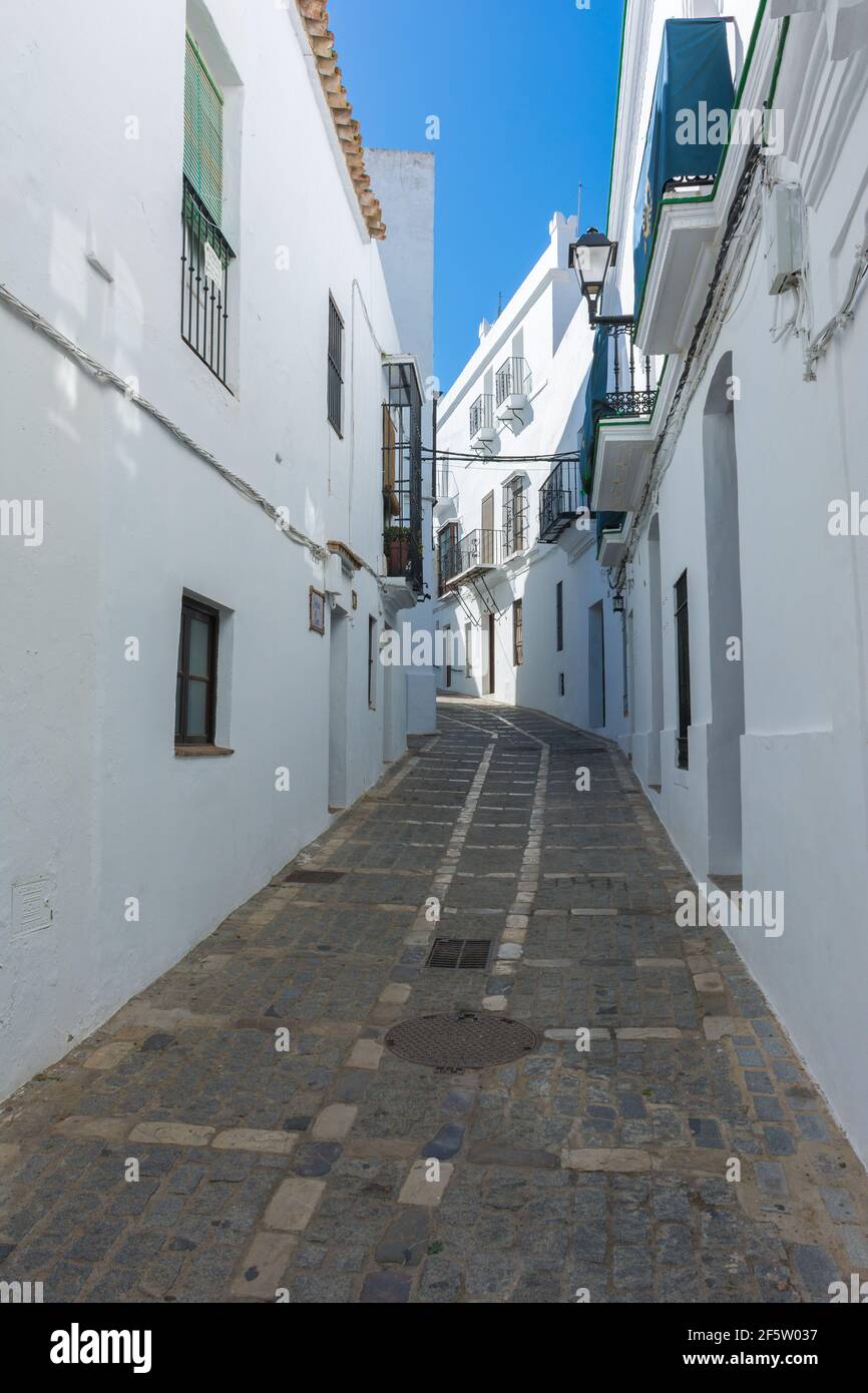 Rue blanche typique à Vejer de la Frontera. Villes blanches d'Andalousie à Cadix, Espagne Banque D'Images