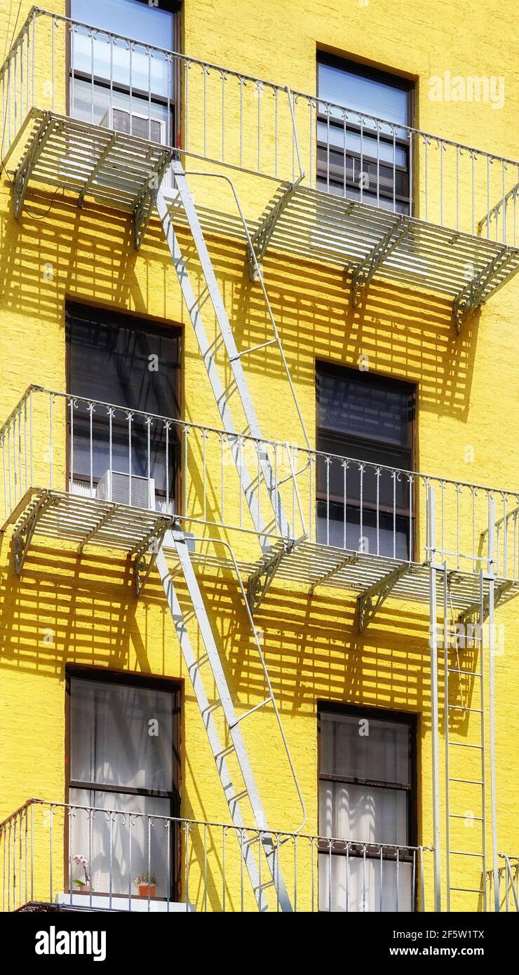 Ancien bâtiment jaune avec évacuation au feu de fer, New York City, Etats-Unis. Banque D'Images