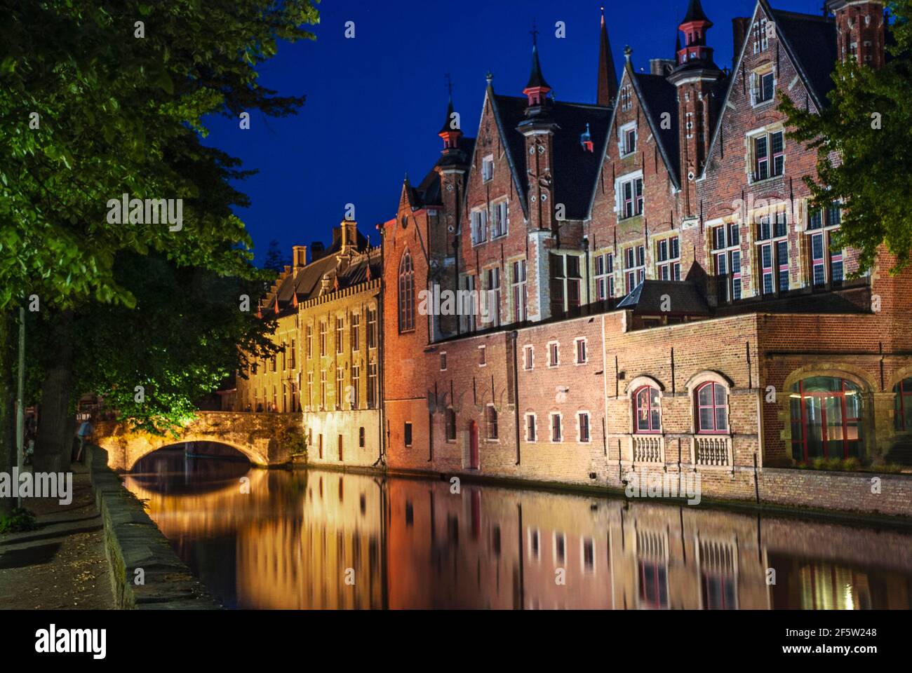 Vue sur le canal le long de Steenhouwersdijk à Bruges (Brugge) Belgique - Flandre Banque D'Images