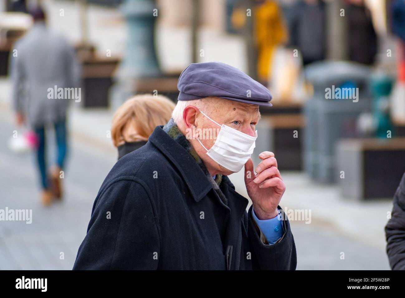 Homme âgé portant un masque dans la ville Banque D'Images