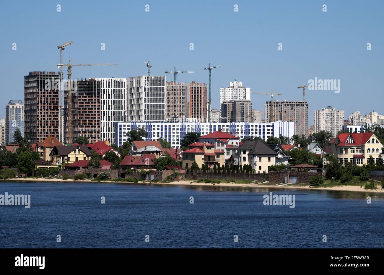 Des tours modernes et des logements anciens sur la rive du Dniepr. En périphérie de Kiev, Ukraine Banque D'Images