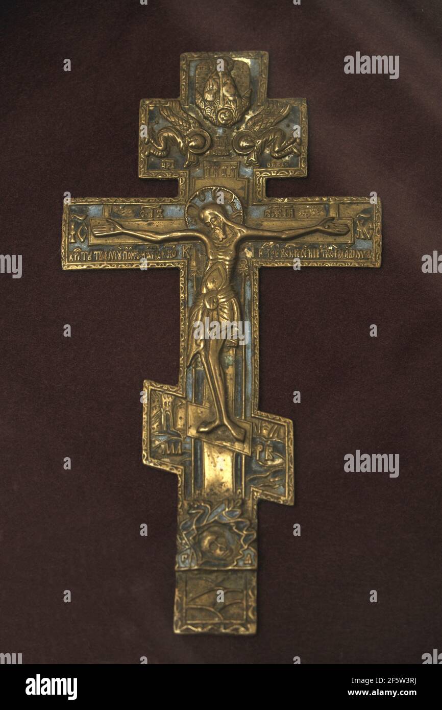 Croix chrétienne Orthadox en laiton, Musée historique, Dnipro, Ukraine. Banque D'Images
