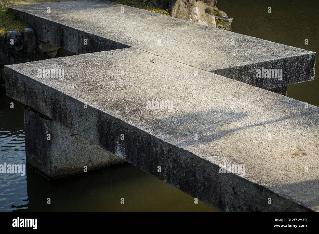 Pont géométrique en zigzag en béton au-dessus d'un étang dans un jardin japonais à Nara, Japon Banque D'Images