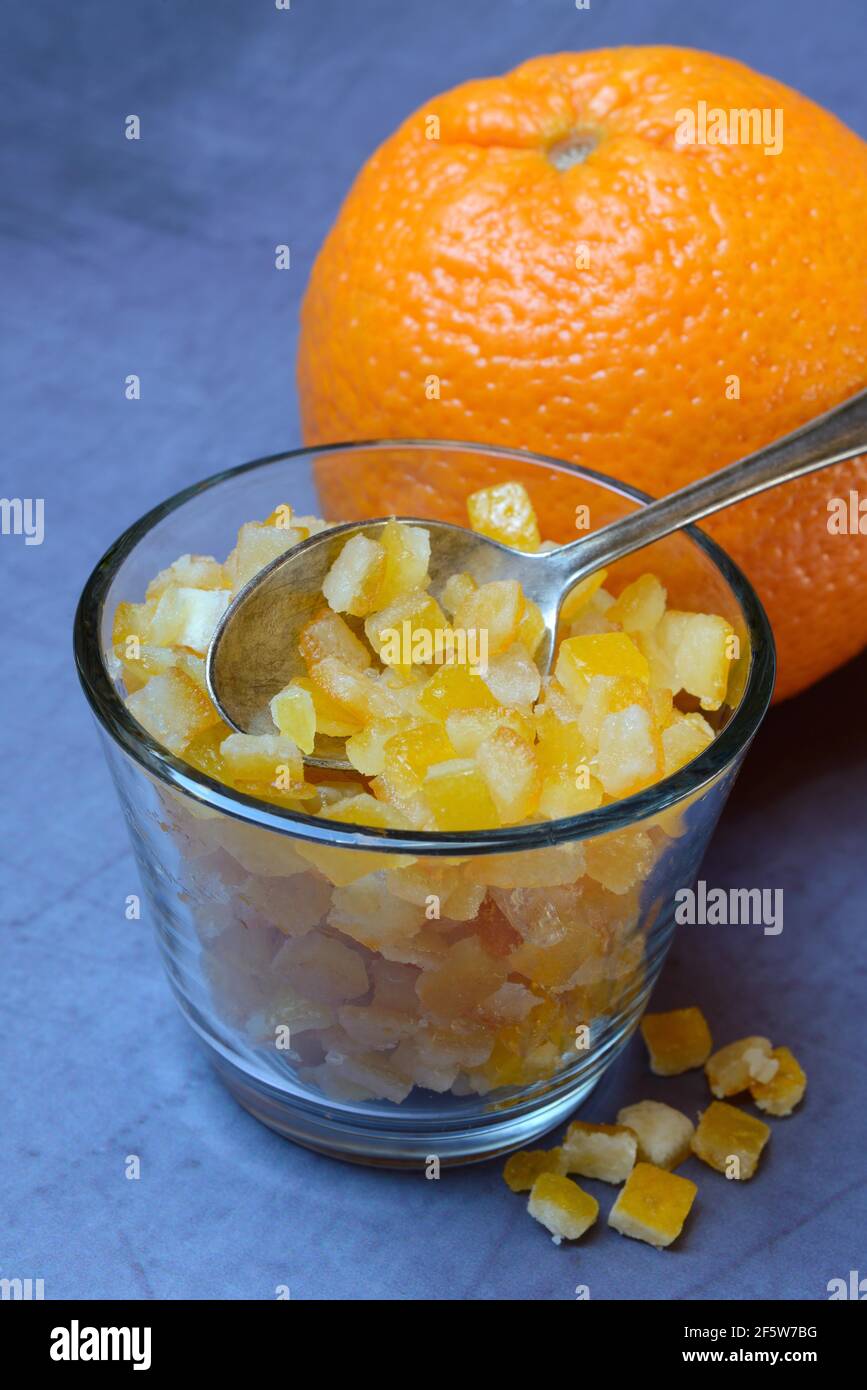 Cubes de zeste d'orange confits en verre avec cuillère, Allemagne Banque D'Images