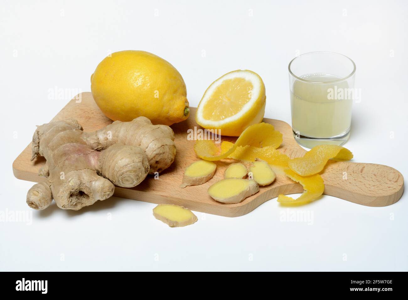 Racine de gingembre et citron sur bois et verre de jus de citron de gingembre, Allemagne Banque D'Images