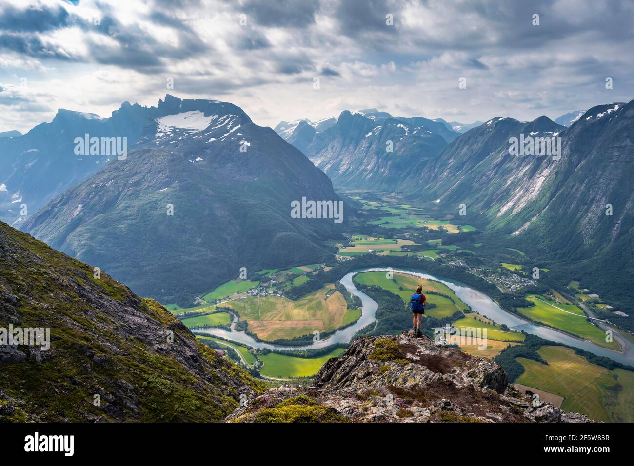 Vue de la randonnée Romsdalseggen, crête de montagne, rivière Rauma, montagnes Romsdalfjellene, Andalsnes, More og Romsdal, Norvège Banque D'Images
