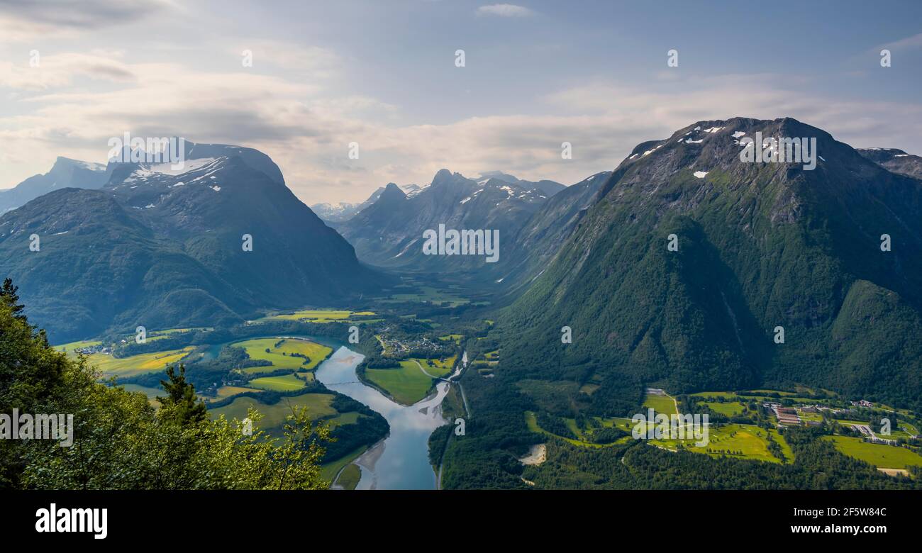 Vue de la randonnée Romsdalseggen, crête de montagne, rivière Rauma, montagnes Romsdalfjellene, Andalsnes, More og Romsdal, Norvège Banque D'Images