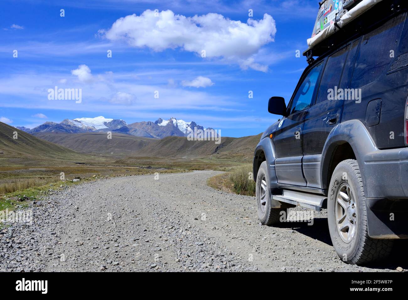 Véhicule tout-terrain, Land Cruiser, sur la route de gravier Carretera a Pastoruri, dans la chaîne de montagnes arrière avec Nevado Tuco, Cordillera Blanca, province Banque D'Images