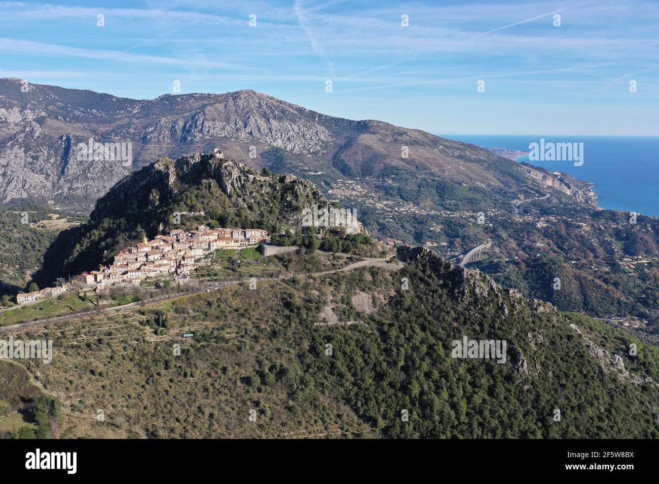 Village de montagne de Sainte Agnes, plus haut village côtier d'Europe, crête de montagne à la frontière entre la France et l'Italie, côte près de Ventimiglia Banque D'Images