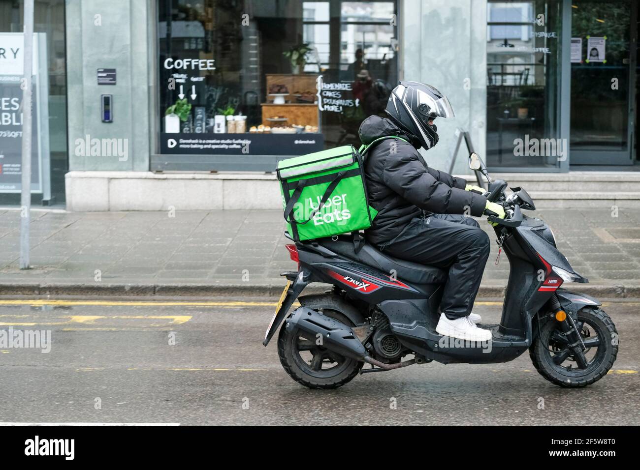 Uber Eats Scooter livraisons de nourriture à Bristol City Centre,  Royaume-Uni Photo Stock - Alamy