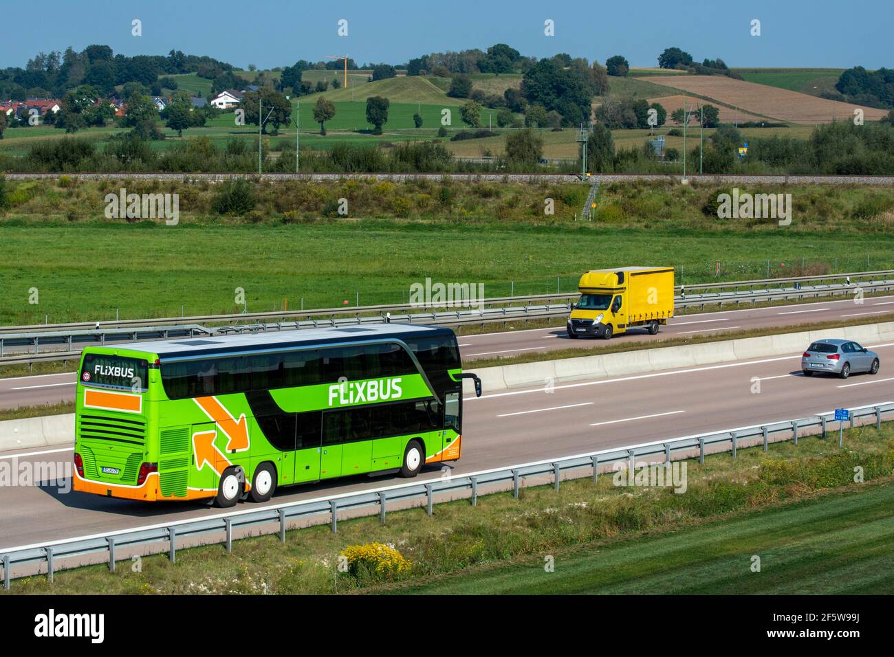 Bus, bus longue distance de la société FlixBus conduit sur l'autoroute A8  près de Jettingen, Bavière, Allemagne Photo Stock - Alamy