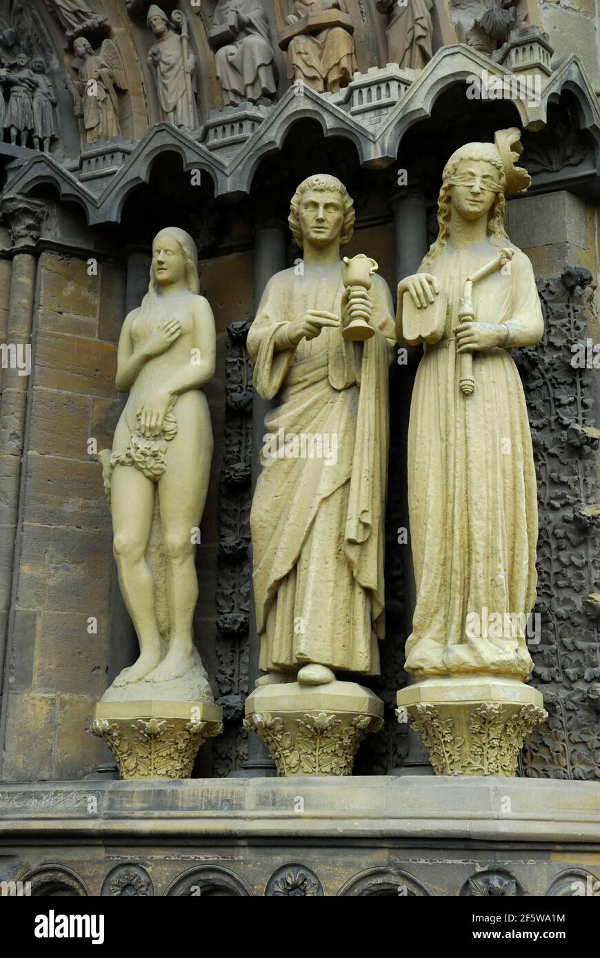 Sculptures sur le portail, Église de notre-chère Dame, Trèves, Rhénanie-Palatinat, Allemagne Banque D'Images