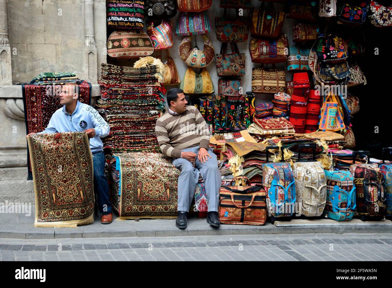 Grand bazar, vendeur de tapis, bazar égyptien, Istanbul, Turquie Banque D'Images