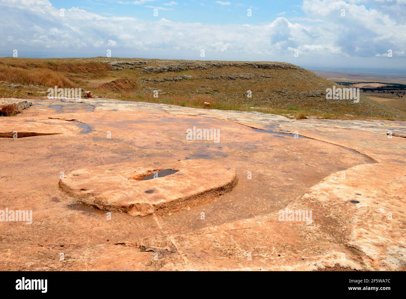 Goebekli Tepe, Anatolie du Sud-est, près de Sanliurfa, Mésopotamie, âge de la pierre, Sanctuaire de montagne de l'âge de pierre, dalle de pierre pour les piliers, vue à Harran Banque D'Images