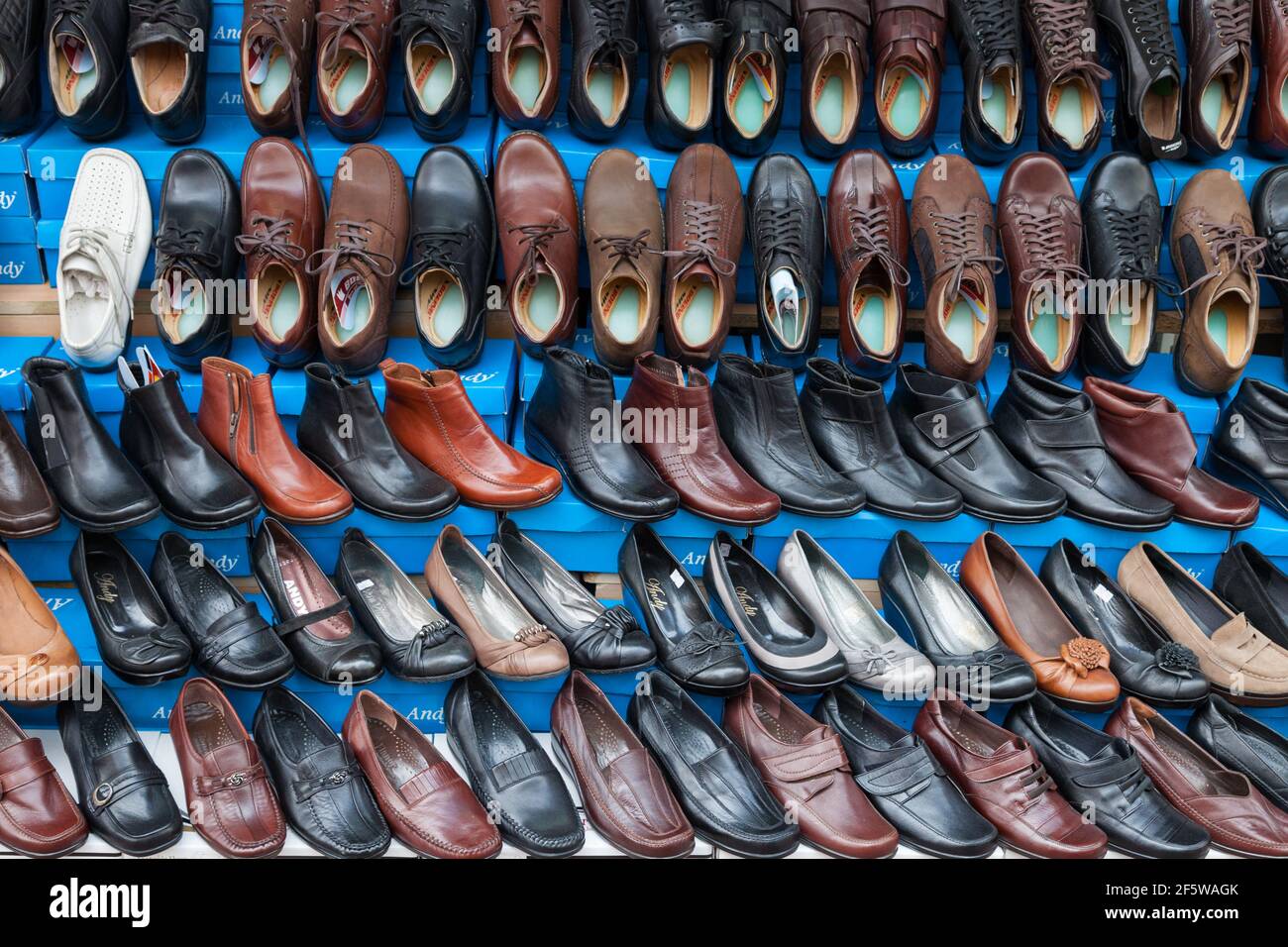 Chaussures à vendre sur un marché en plein air à Istanbul prenez une  qualité abstraite Photo Stock - Alamy