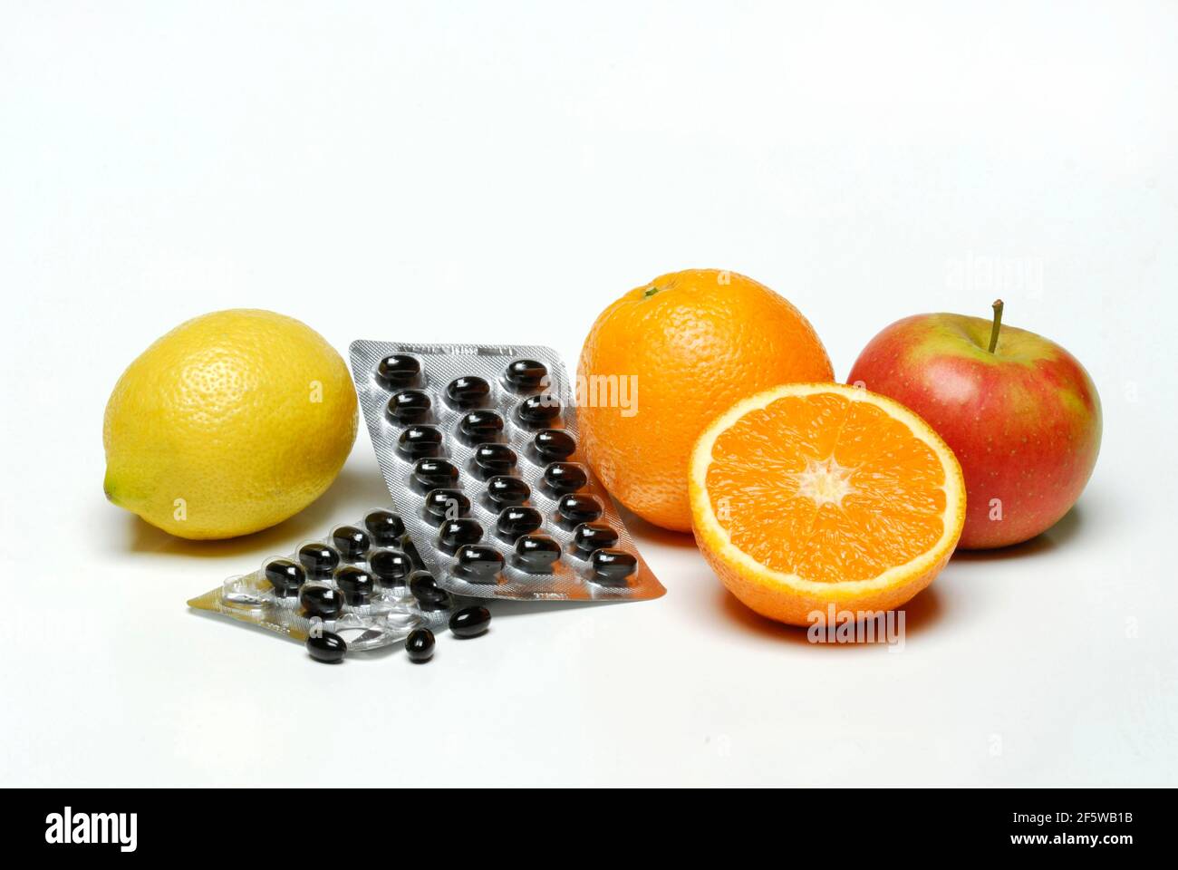Compléments alimentaires et de fruits, orange, citron, pomme, dragées, nourriture déficiente Banque D'Images