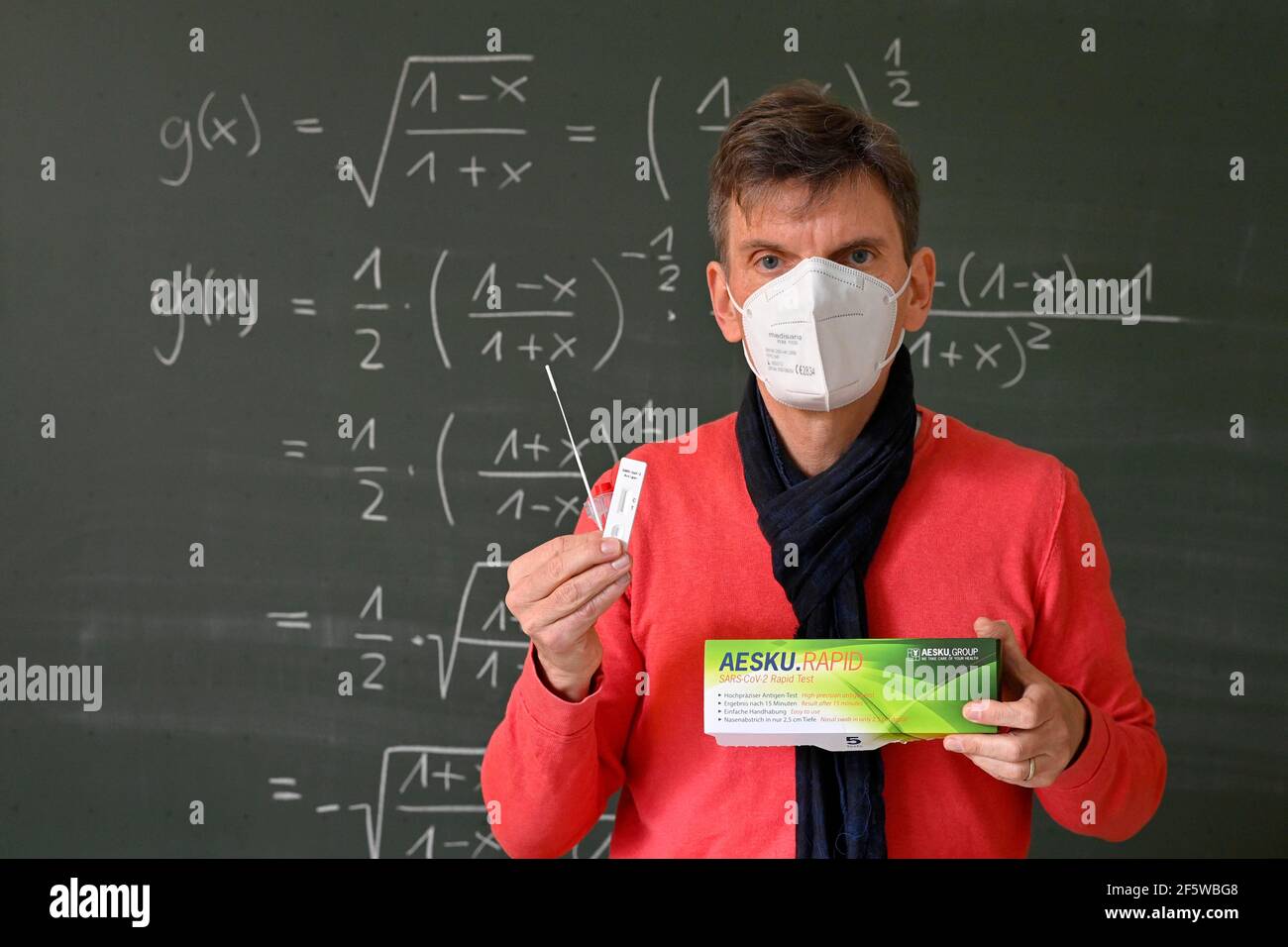 L'enseignant montre le test rapide de l'antigène Corona, devant le tableau noir, l'enseignement face à face, Corona Crisis, Allemagne Banque D'Images