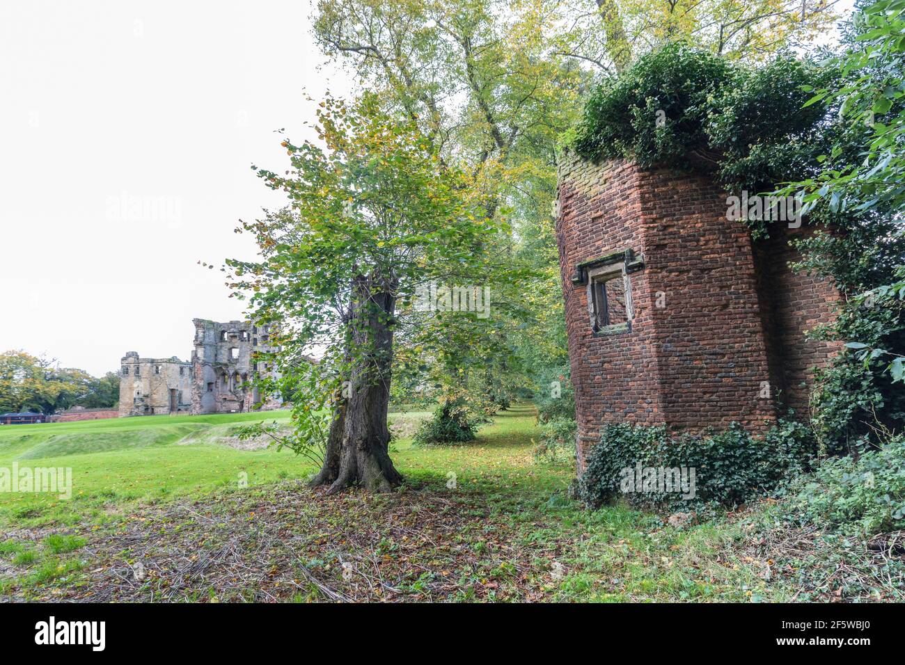 Vestiges de l'une des tours en briques construites dans le Wilderness au château d'Ashby de la Zouch, Leicestershire, Angleterre, Royaume-Uni Banque D'Images