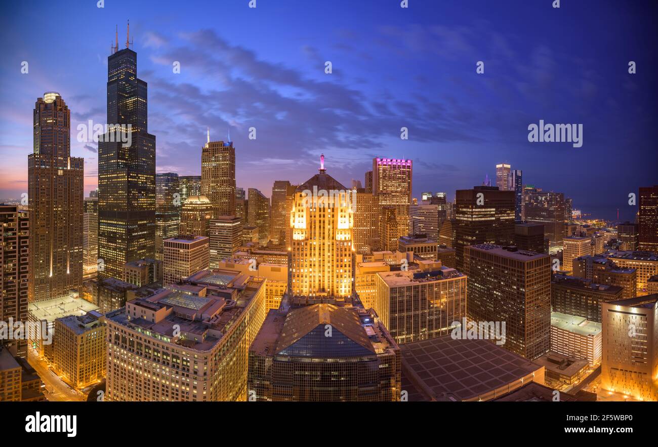 Chicago, Illinois, États-Unis, survoler l'horizon du centre-ville à la tombée de la nuit. Banque D'Images