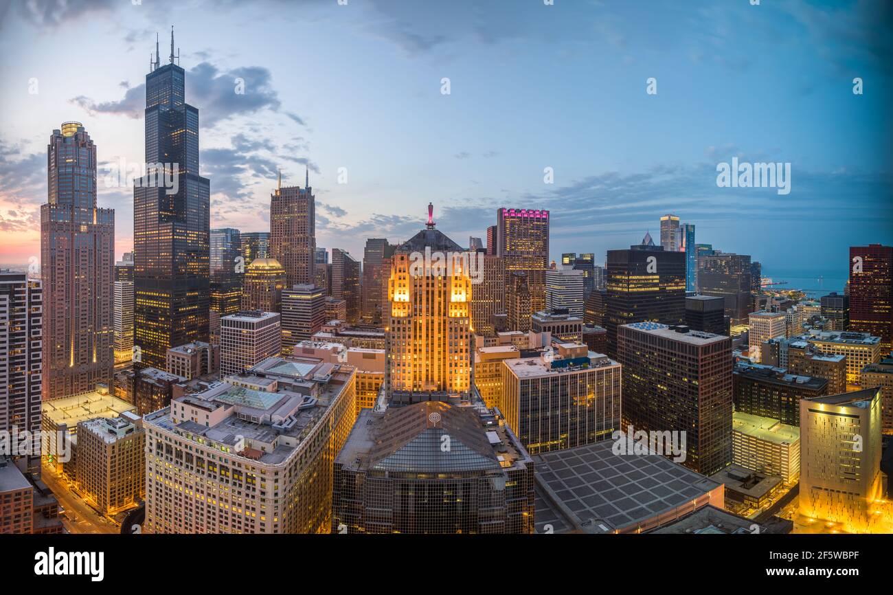 Chicago, Illinois, États-Unis, survoler l'horizon du centre-ville à la tombée de la nuit. Banque D'Images