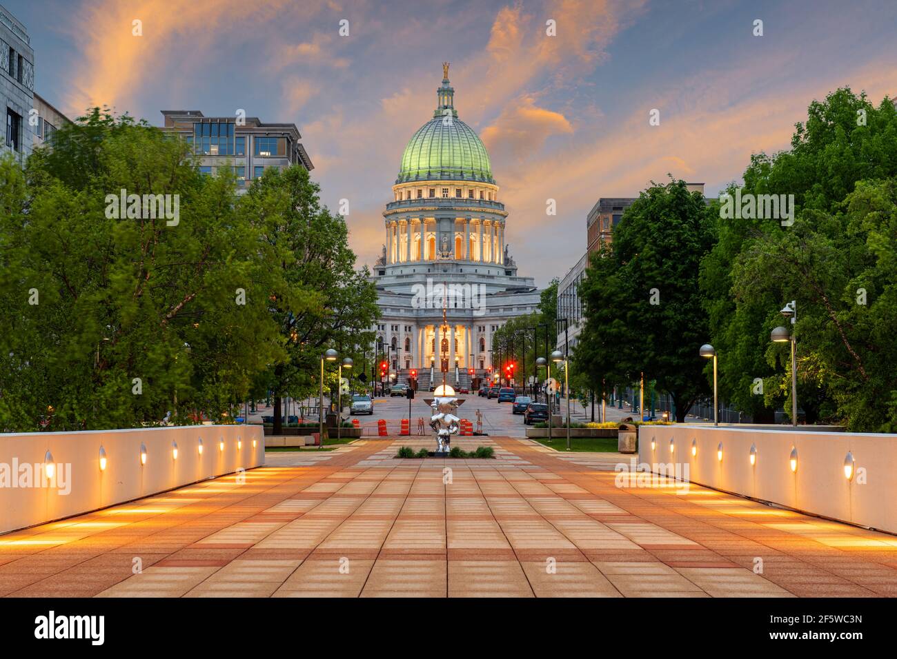 Madison, Wisconsin, USA State Capitol building au crépuscule. Banque D'Images