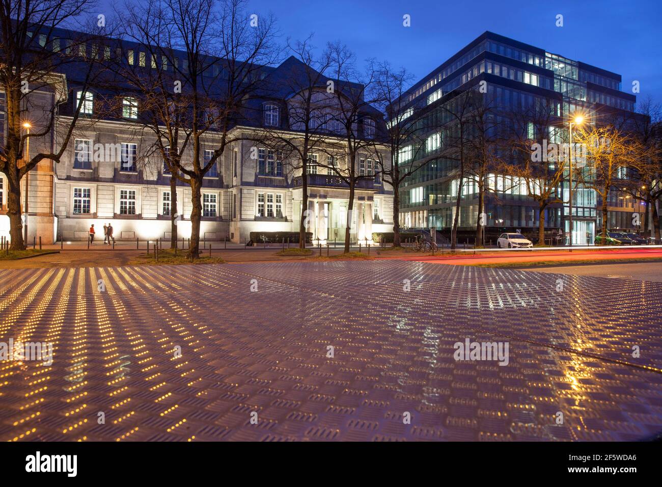les immeubles de bureaux Rheinpalais et Rhein Triadem dans la rue Konrad-Adenauer-Ufer, Cologne, Allemagne. Die Buerogebaeude Rheinpalais und Rhein Triadem Banque D'Images